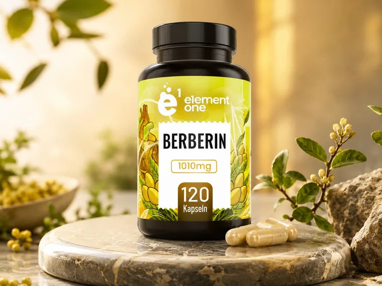 Berberin-Dose auf hellem Steinsockel, umgeben von grünen Blättern und zwei Kapseln.