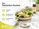 Berberin-Dose neben einem frischen Salat, einem Glas Wasser und Kapseln auf dem Tisch.