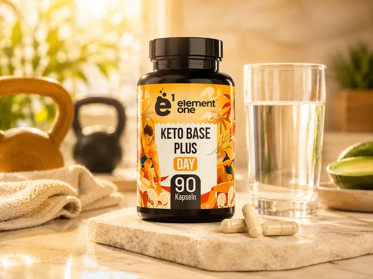 Keto Base Day Dose im warmen Morgenlicht neben einem Glas Wasser und zwei Kapseln.
