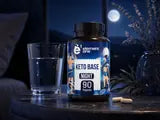 Keto Base Night Dose in gemütlicher Abendstimmung neben einem Glas Wasser. Vorschau