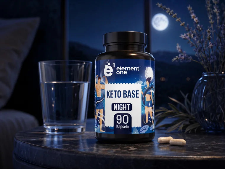 Keto Base Night Dose in gemütlicher Abendstimmung neben einem Glas Wasser.